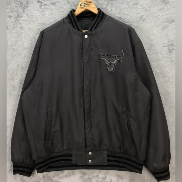 JH DISTRIBUTION TWO TONE CHICAGO BULLS
REVERSIBLE MEN'S VARSITY SIZE XL - Picture 4 of 5